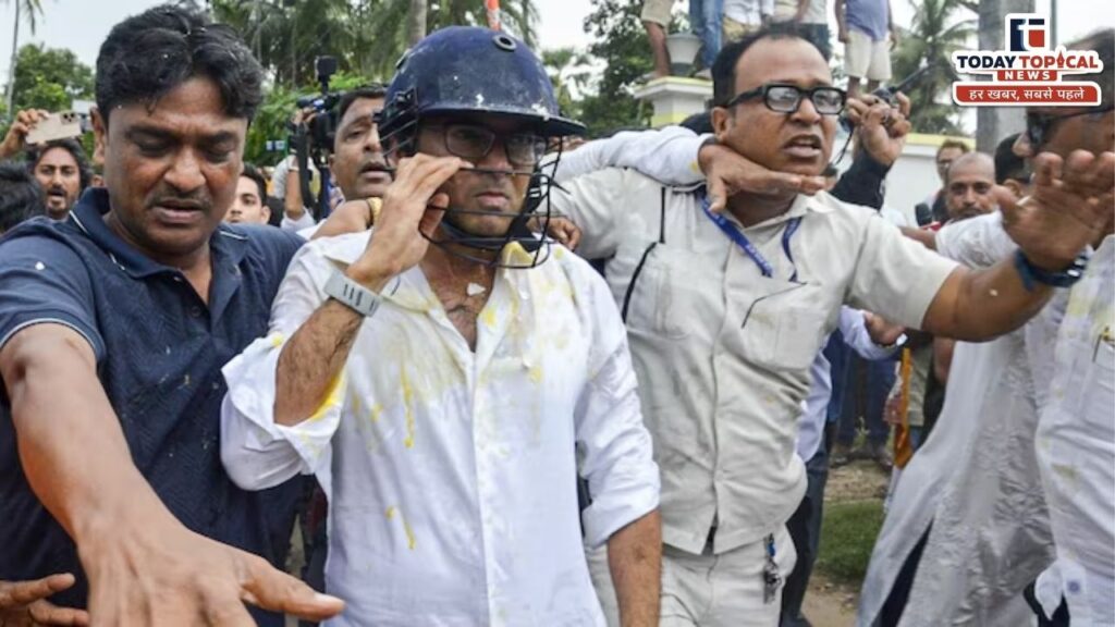 प्रदर्शनकारियों के बीच घिरे अभिषेक बनर्जी को सुरक्षा कर्मियों ने सुरक्षित बाहर निकाला।